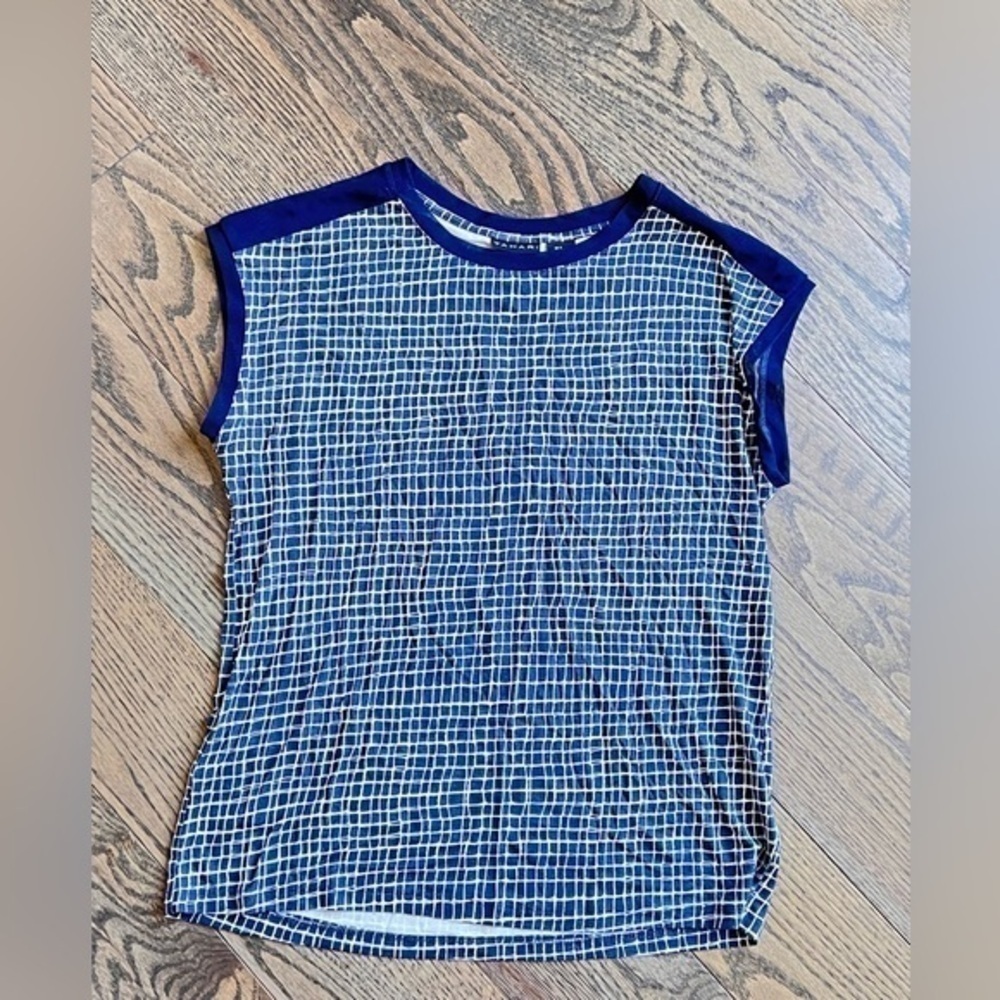 Navy and white pattern small Tahari shirt women’s nwot